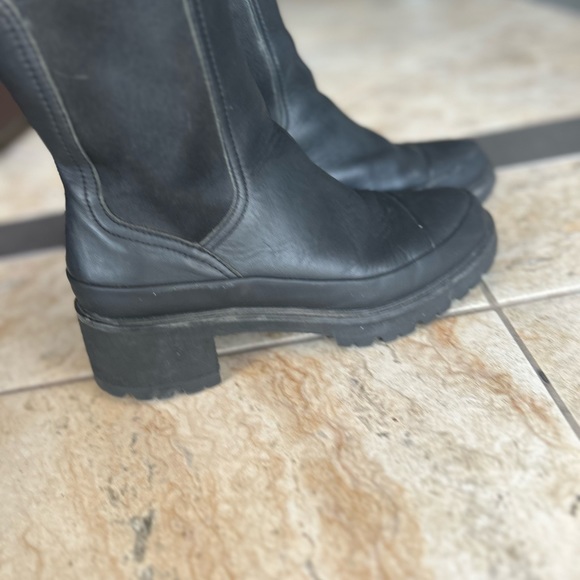 Timberland Black  Leather Chunky Heel Boots. 8 - Picture 6 of 6